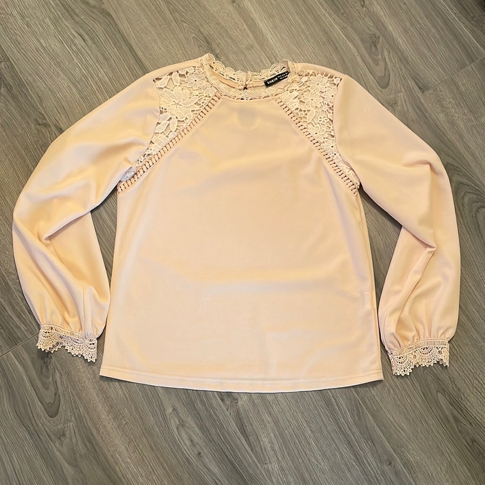 XS Blush pink lace detailed blouse. NWOT.